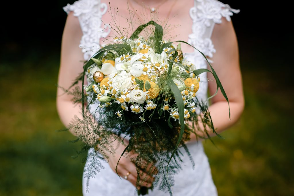 le bouquet de la mariée champêtre en blanc et jaune