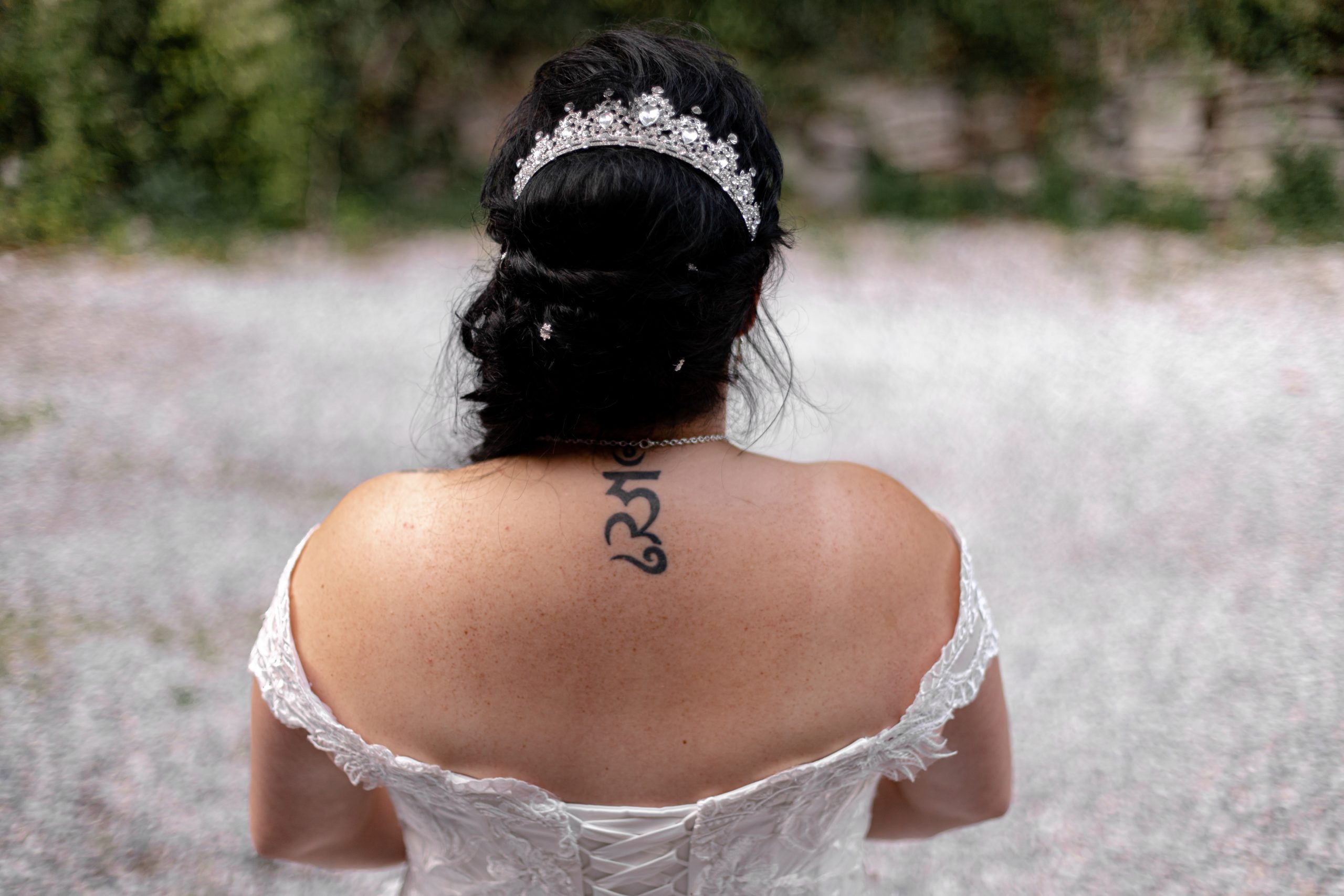 détails de la coiffure de la marié, son diadème et son tatouage