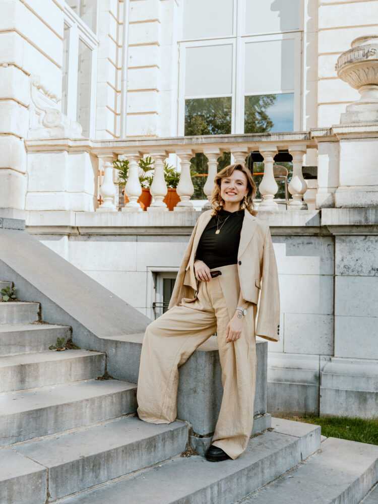 Portrait professionnel de Chanez, photographe corporate à Liège